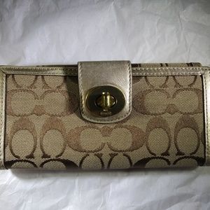 *REPOSH* Coach Wallet Signature / Gold